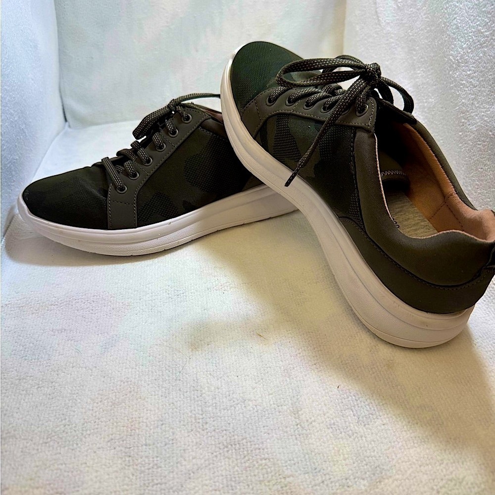 Women’s Clarks Cloudsteppers Camouflage Sneakers Ezera Lace Dark Olive SIZE 7